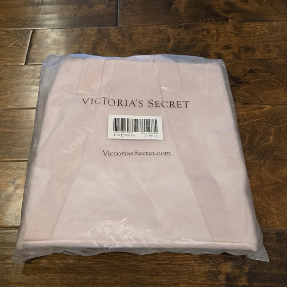 NWT Victoria's Secret Light Pink Metallic Duffle Bag - Picture 10 of 11